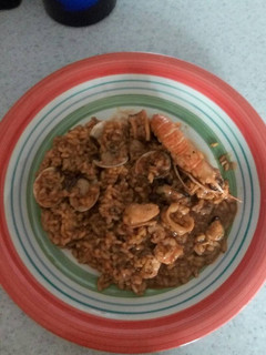 Una foto de Arroz y marisco tipo caldero