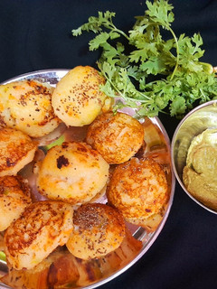 सूजी के अप्पे (suji ke appe recipe in hindi) रेसिपी मुख्य फोटो