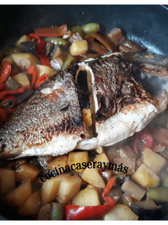 Una foto de Dorada con verduras