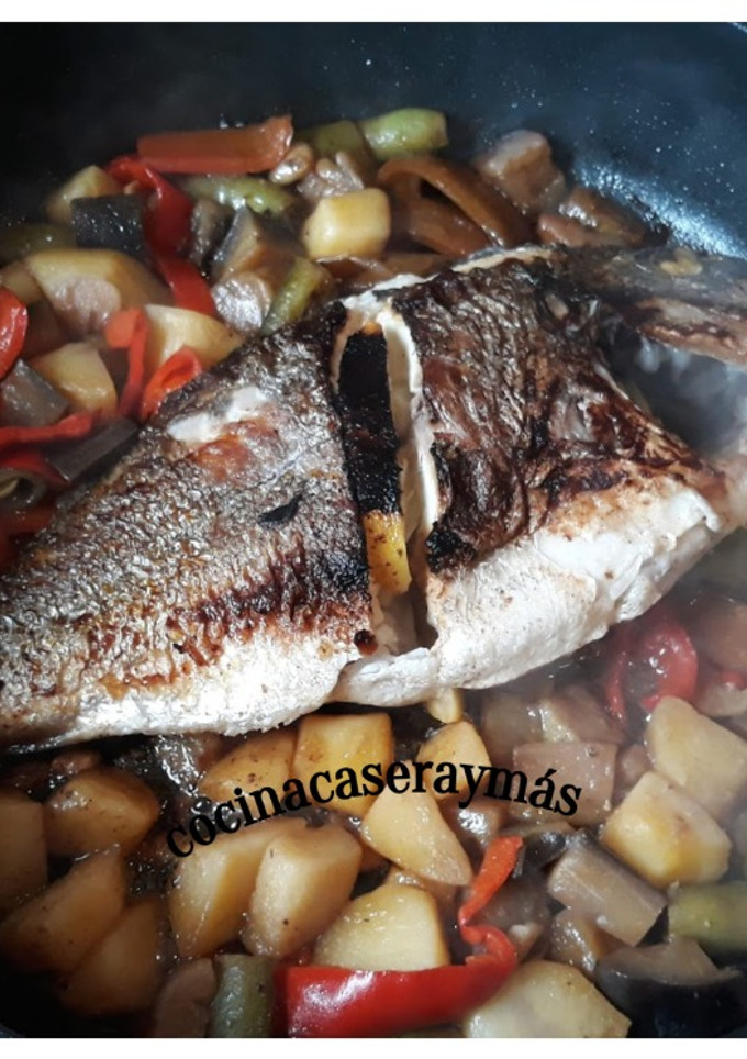 Una foto de Dorada con verduras