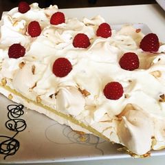 Marängtårta med hallon 🍰🇸🇪 A picture of Marängtårta med hallon 🍰🇸🇪.