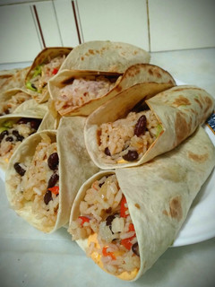Una foto de Burritos de pollo con guacamole