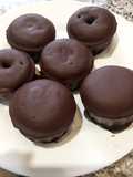 Donut o coronas individuales de almendras y chocolate