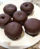 Donut o coronas individuales de almendras y chocolate