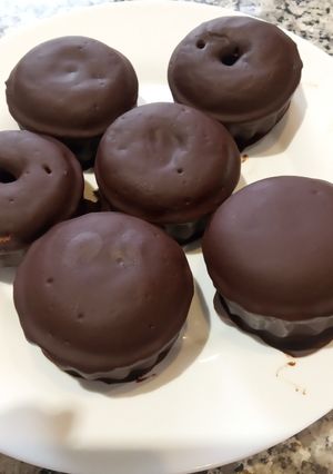 Una foto de Donut o coronas individuales de almendras y chocolate