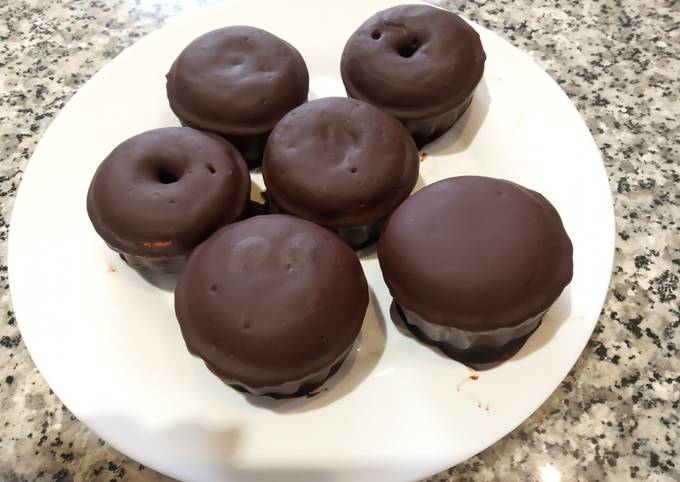 Foto principal de Donut o coronas individuales de almendras y chocolate