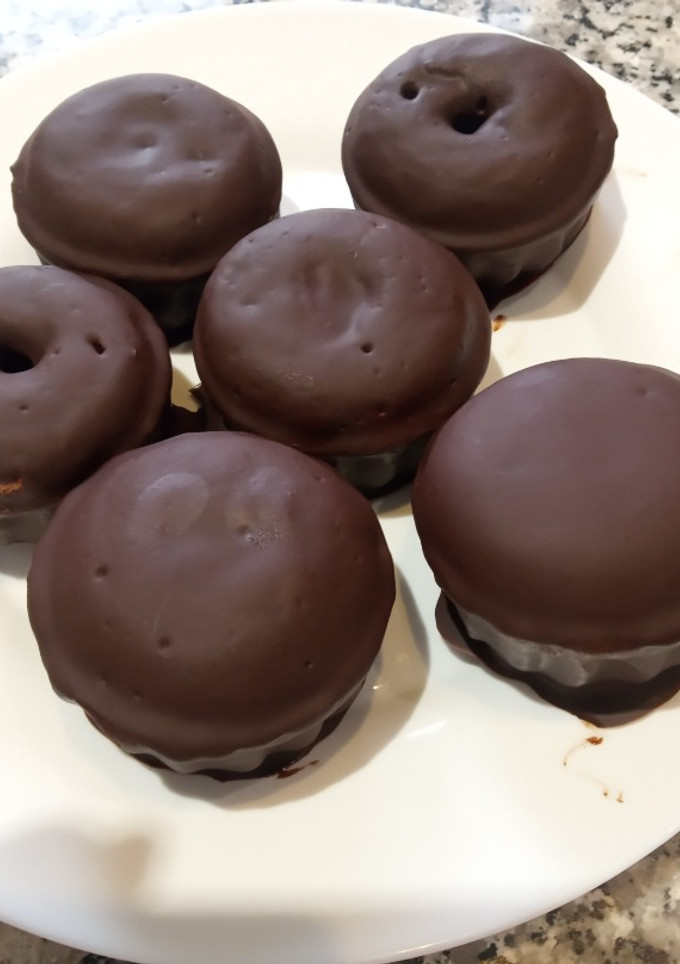 Una foto de Donut o coronas individuales de almendras y chocolate