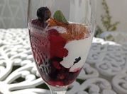 Una foto de cóctel con vodka y fruta