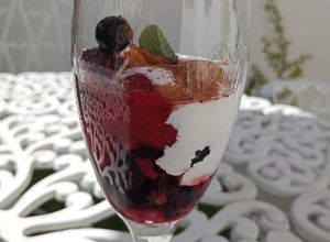 Una foto de Frutos rojos al mezcal 🍷🍓🍒