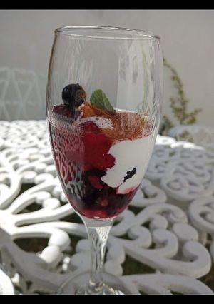 Una foto de Frutos rojos al mezcal 🍷🍓🍒