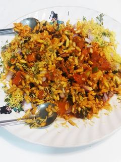સ્વાદિષ્ટ બ્રેડ ભેળ (Swadist Bread Bhel Recipe In Gujarati) રેસીપી મુખ્ય ફોટો