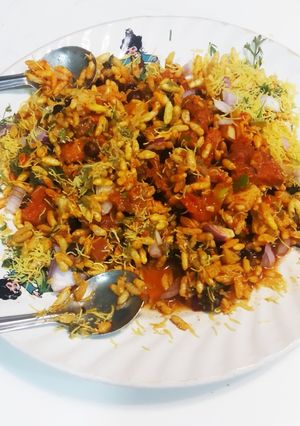 સ્વાદિષ્ટ બ્રેડ ભેળ (Swadist Bread Bhel Recipe In Gujarati) રેસીપી મુખ્ય ફોટો