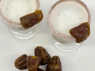 عصير التمر والحليب بالقرفة