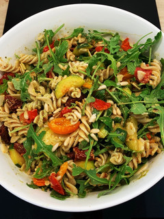 Une photo de Salade de pâtes complètes et légumes grillés