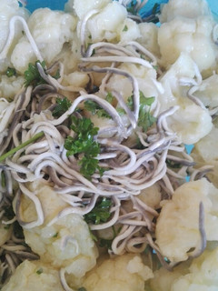 Una foto de Ensalada de coliflor con gulas