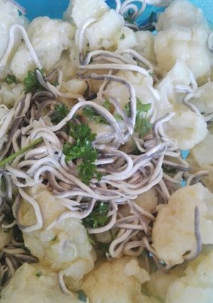 Una foto de Ensalada de coliflor con gulas