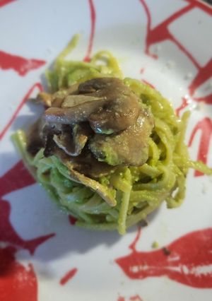 Una foto de Pasta al pesto con champiñones