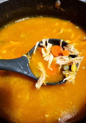 Una foto de Sopa de pollo y verduras