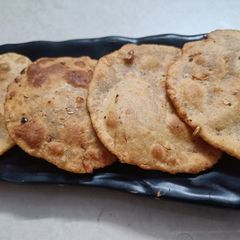 A picture of Garlic poori.