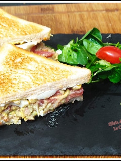 Una foto de Sándwich de aguacate, atún, tomate y huevo