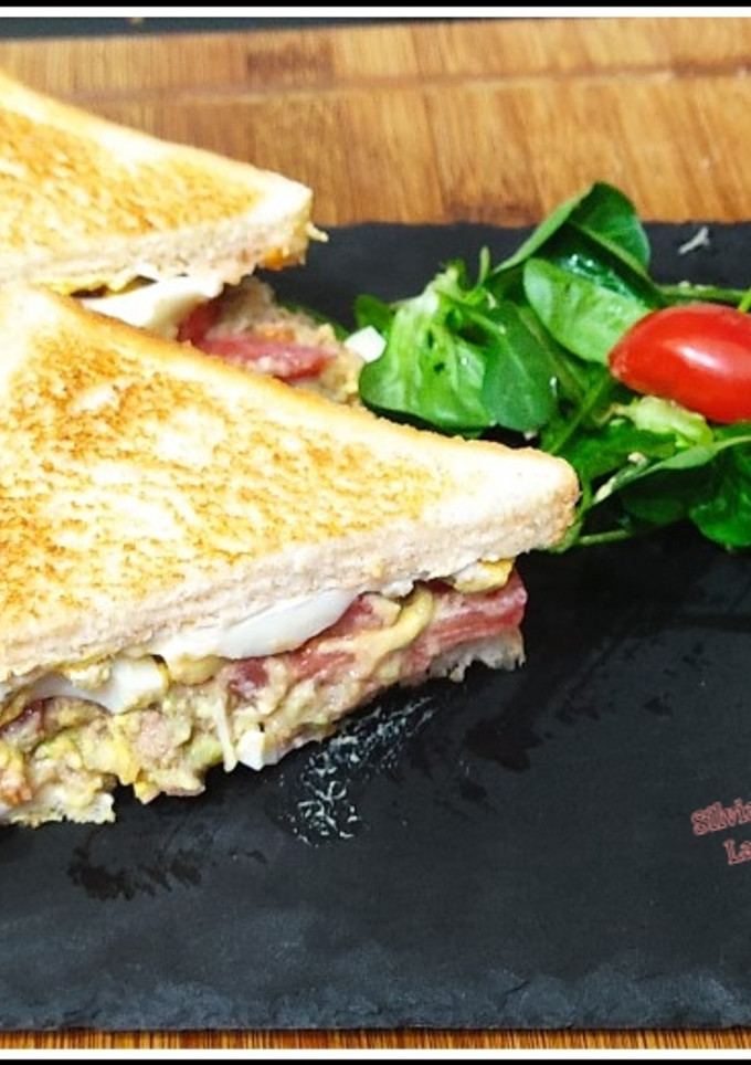Una foto de Sándwich de aguacate, atún, tomate y huevo