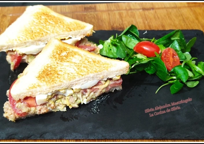 Manera fácil Hacer  Sándwich de aguacate, atún, tomate y huevo