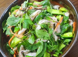 Hình của món Nộm dưa chuột non, tai lợn.