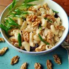 A picture of Macaroni Pasta with Walnuts.