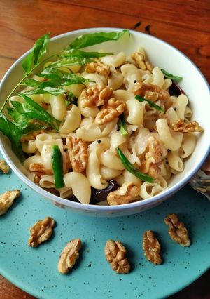 A picture of Macaroni Pasta with Walnuts.