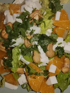 Una foto de Ensalada fresca de lechuga y naranja