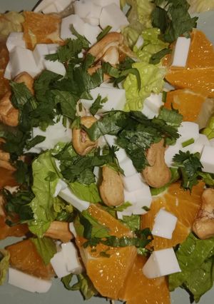 Una foto de Ensalada fresca de lechuga y naranja