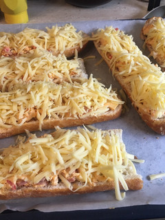 Bryndzás-sajtos-virslis melegszendvics recept fotója