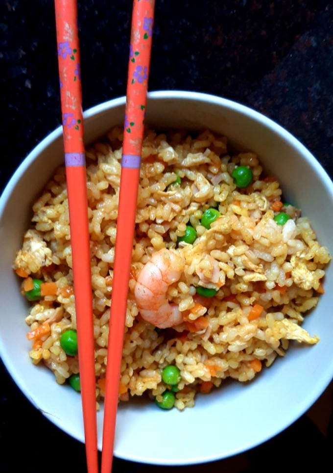 Una foto de Arroz tres delicias con curry