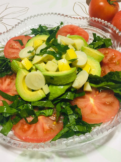 Una foto de Ensalada con tomates🍅 Manzana 🍏 Palta 🥑Palmitos Espinacas 🥗