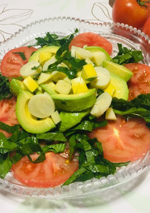 Una foto de Ensalada con tomates🍅 Manzana 🍏 Palta 🥑Palmitos Espinacas 🥗
