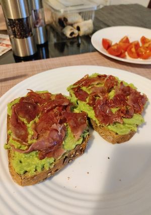 O poză a rețetei Avocado Ham Toast.