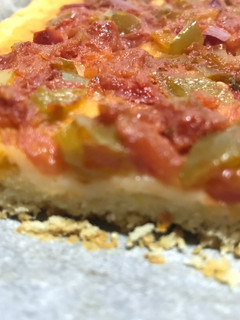 Una foto de Coca/pizza de pimiento y tomate 🍅 con masa de cerveza