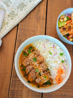 Una foto de Curry con ensalada de tofu🥗
