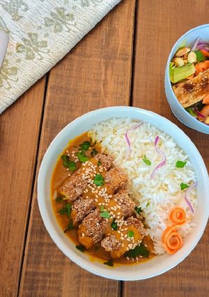 Una foto de Curry con ensalada de tofu🥗