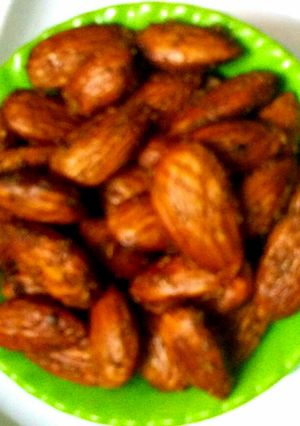 A picture of Smoky Spicy Garlic Almonds.