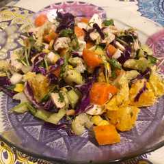 Una foto de Ensalada multicolor riquísima!!🥬 🌽🥕🥦🍊🍗🥚