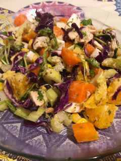 Una foto de Ensalada multicolor riquísima!!🥬 🌽🥕🥦🍊🍗🥚