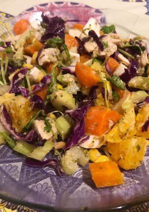 Una foto de Ensalada multicolor riquísima!!🥬 🌽🥕🥦🍊🍗🥚
