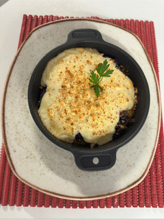 Una foto de Pastel de lombarda con bechamel y queso gratinado 🍲