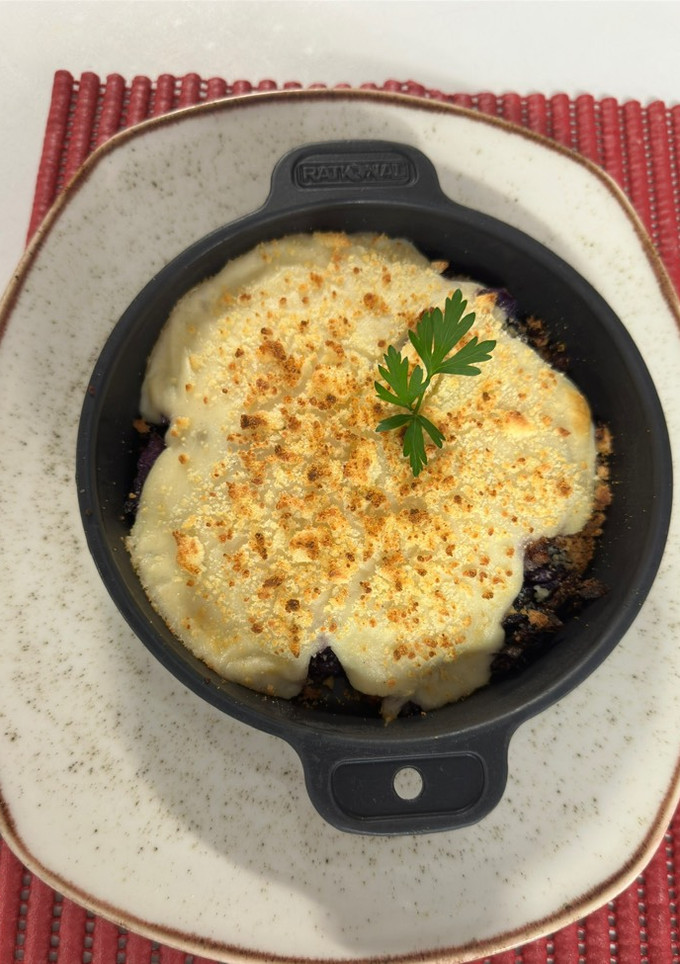 Una foto de Pastel de lombarda con bechamel y queso gratinado 🍲