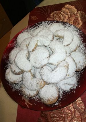A picture of Kourabiedes... Akis Petretzikis' Recipe.