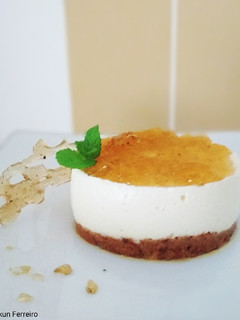 Una foto de Tarta de queso con cobertura de miel, limón y jengibre
