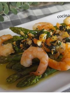 Una foto de Espárragos con langostinos