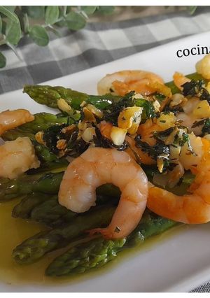 Una foto de Espárragos con langostinos