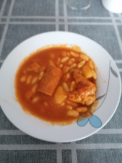 Una foto de Habichuelas con chorizo, pollo y panceta